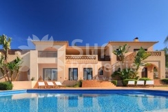 AMAZING FRONT LINE GOLF VILLA IN AMENDOEIRA RESORT FOR SALE