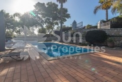 BEAUTIFUL VILLA OVERLOOKING GOLF COURSE IN CARVOEIRO FOR SALE