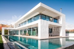 MODERN VILLA OVERLOOKING GOLF COURSE IN VILAMOURA