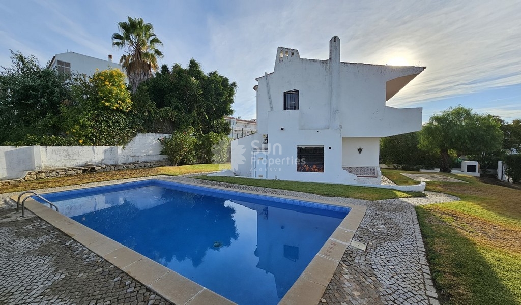 CHARMING VILLA IN THE CENTER OF ALBUFEIRA FOR SALE