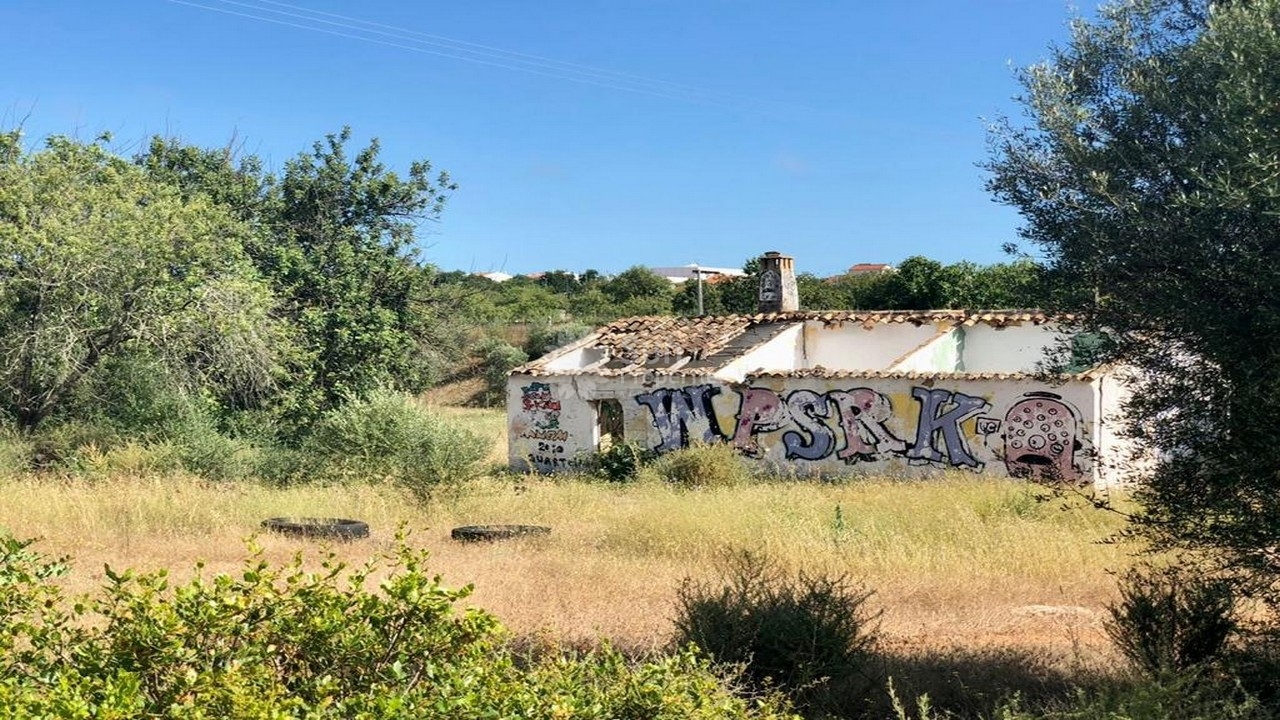 PLOT WITH APPROVED PROJECT IN VALE D’ EGUAS FOR SALE