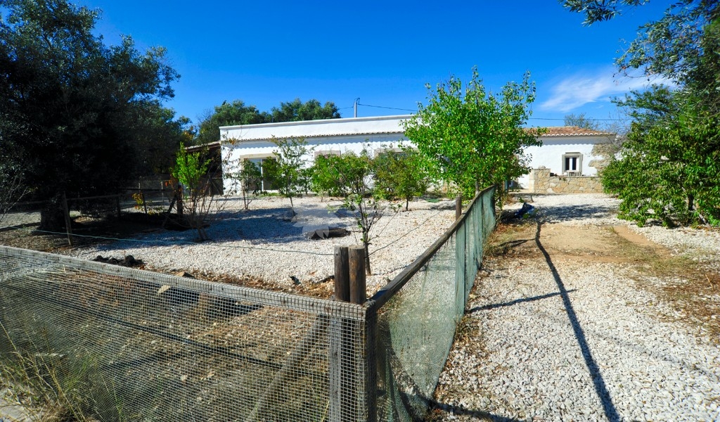 CHARMING VILLA NEAR SAO BRAS FOE SALE