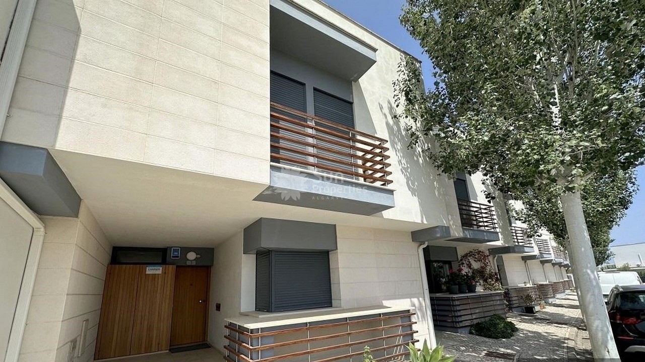 MODERN TOWNHOUSE IN VILAMOURA FOR SALE