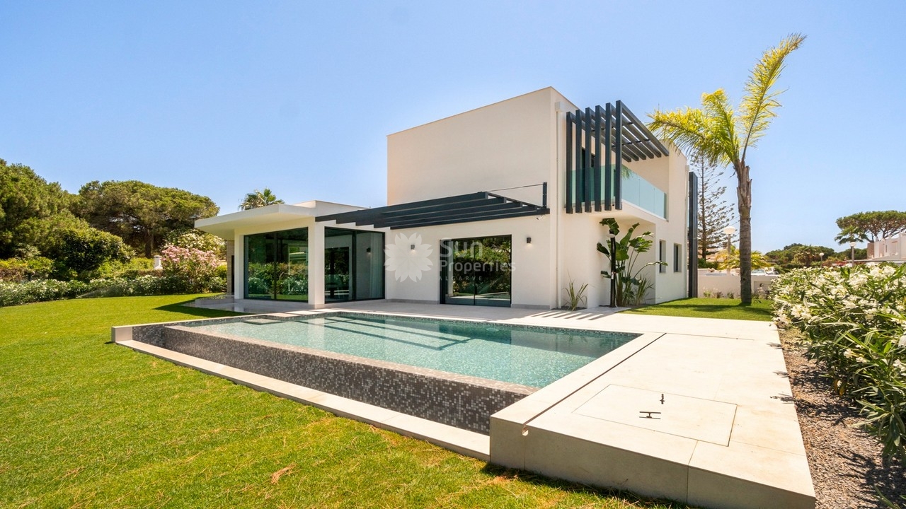 MODERN VILLA IN THE HEART OF VILAMOURA FOR SALE
