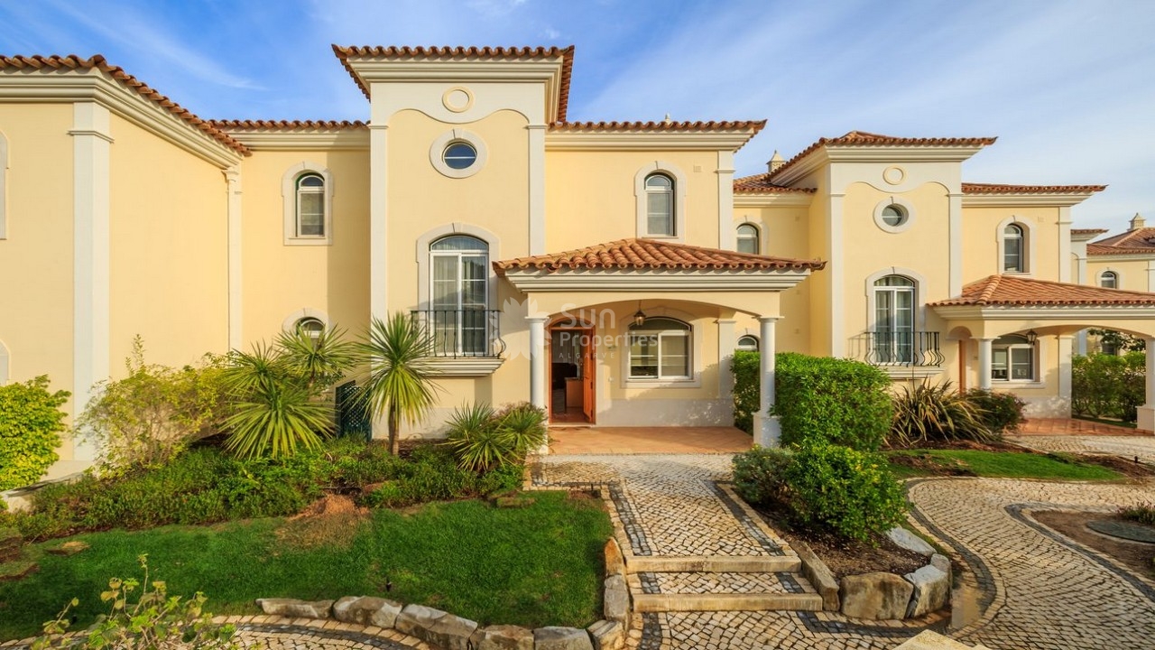 MODERN LINKED-VILLA IN QUINTA DO LAGO FOR SALE